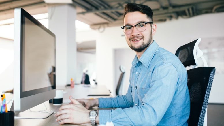 Beneficios de sentarse bien en la oficina